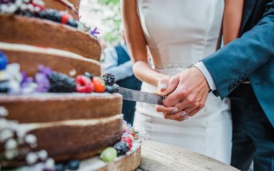 How to find and book a wedding cake maker